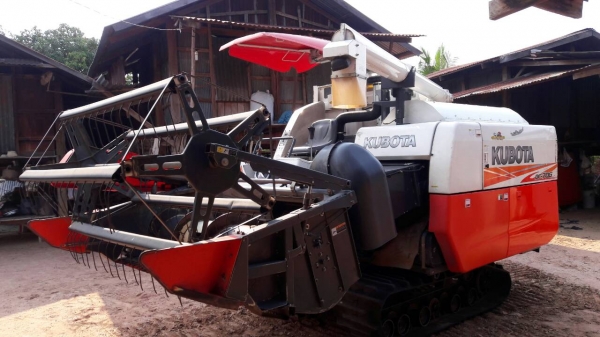 ขายรถเกี่ยวข้าวคูโบต้า  DC 70 g ปี 56  สภาพสวย  ราคา  550,000  รถพร้อมใช