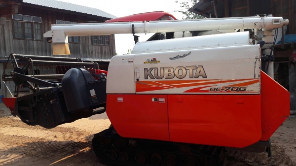 ขายรถเกี่ยวข้าวคูโบต้า  DC 70 g ปี 56  สภาพสวย  ราคา  550,000  รถพร้อมใช