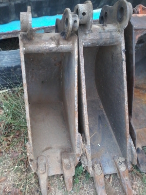 ขายบุ้งกี๋ขุดท่อประปา สำหรับรถ 40,45,50 สลักบุ้งกี๋โต 45 mm และ 50 mm หน้าบุ้งกี๋กว้าง 22 cm  ราคา 13,000 บาท