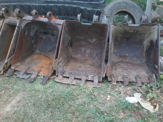 ขายบุ้งกี๋ รถขนาด 30 &ndash; 40 รูสลัก 30 mm และ 45 mm หน้าบุ้งกี๋กว้าง 60 cm ราคาใบละ 15,000 บาท  ของเก่านอก มีหลายใบให้เลือก