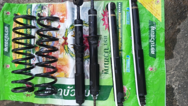 ขายโช๊คเดิมฟอร์จูนเนอ หน้า-หลัง  สปริงหลัง  ทั้งชุดราคา  3500 บาท อยุ่พระราม2ซอย50  โทร 0944822294 โรจน์