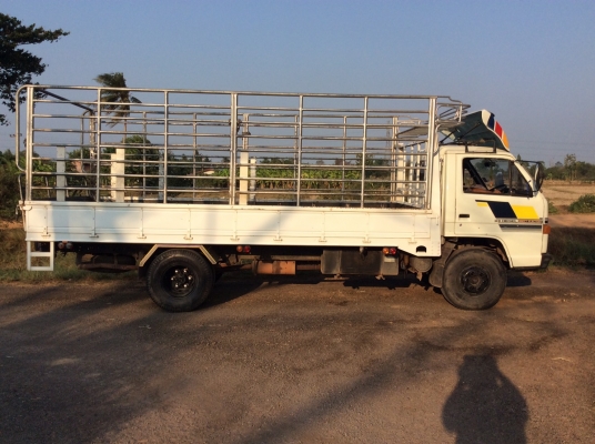 ISUZU NPR เครื่อง  115 แรง พวงมาลัยพาวเวอร์ เกียร์สั้น ยาว 5 เมตร ยางใหม่ รถพร้อมใช้งาน ขาย 390,000 บาท ศุภากร 081-1903107 , 081-4252943