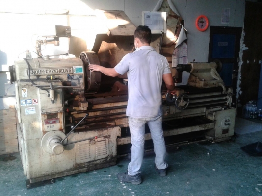 ขายเครื่องกลึง รูคอ 3 นิ้ว ยันศูนย์ 1500 ม.ม. ขายเครื่องกลึง รูคอ 3 นิ้ว ยันศูนย์ 1500 ม.ม.