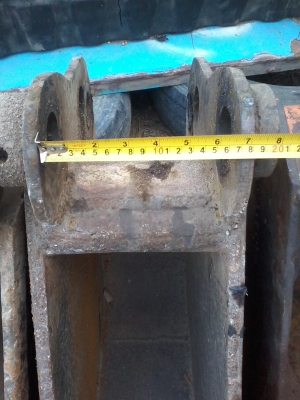 ขายบุ้งกี๋ขุดท่อประปา สำหรับรถ 40,45,50 สลักบุ้งกี๋โต 45 mm และ 50 mm หน้าบุ้งกี๋กว้าง 22 cm  ราคา 13,000 บาท