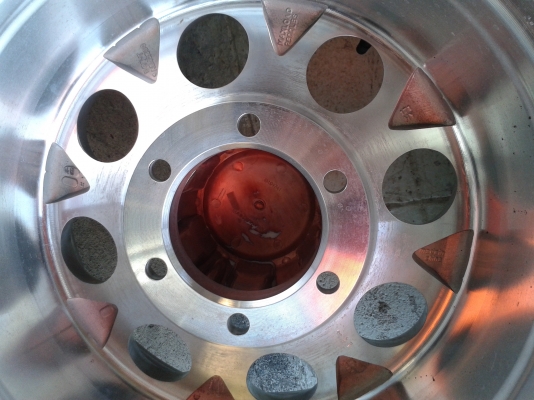 ล้ออะไล่ขอบ15นิ้ว6รู พร้อมยาง สวยๆ 1 ล้อ ราคา 1850 บาท