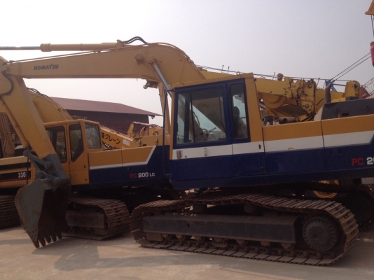 KOMATSU	PC200-3