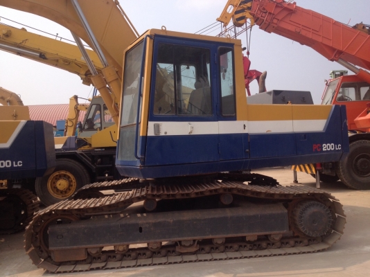 KOMATSU	PC200-3