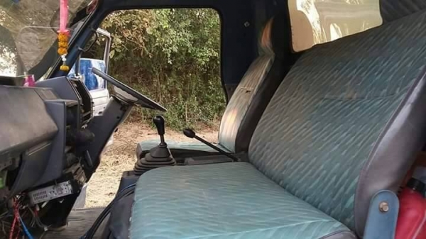 ขายรถ6ล้อดั้ม NPR115แรง ปี37 เกียร์ร็อก เฟืองท้ายFหน้าหลัง สภาพพร้อมใช้งาน เอกสารพร้อมโอน สนใจโทร 090-8588220คุณนะ 093-3258446คุณบิว หรือเข้าดูสินค้าอื่นๆได้ที่ www.truck.in.th/498 หรือเพจFacebook ณรงค์ ซื้อขายรถมือสอง (เว็บไซต์ส่วนตัว) หรือFacebook คุณนะ