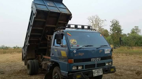 ขายรถ6ล้อดั้ม NPR115แรง ปี37 เกียร์ร็อก เฟืองท้ายFหน้าหลัง สภาพพร้อมใช้งาน เอกสารพร้อมโอน สนใจโทร 090-8588220คุณนะ 093-3258446คุณบิว หรือเข้าดูสินค้าอื่นๆได้ที่ www.truck.in.th/498 หรือเพจFacebook ณรงค์ ซื้อขายรถมือสอง (เว็บไซต์ส่วนตัว) หรือFacebook คุณนะ