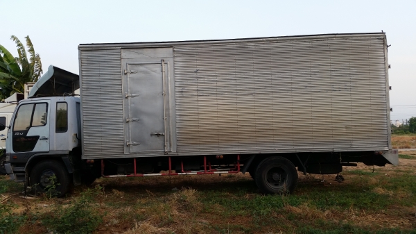 ขายตู้แห้ง 3 บาน ยาว 7.2 เมตร  สูง 2.5 เมตร สภาพพร้อมใช้งาน