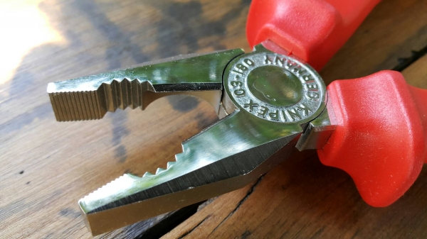 ขายคีมปากจิ้งจกงานไฟฟ้าเยอรมัน KNIPEX Made in Germany.