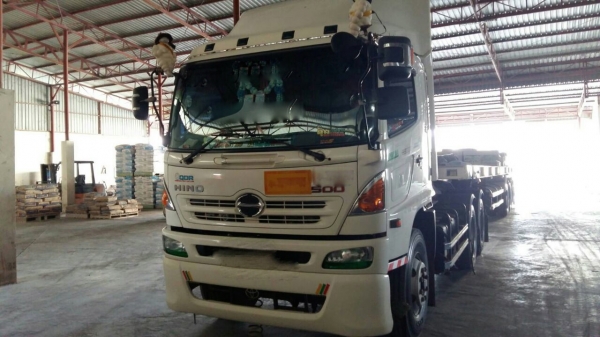 รถฮีโน่ 10 ล้อ หัวลาก FM1A  344 แรงม้า. ปี 56. ( รถวิ่ง 3xx,xxx กม. ) , ( ขาย เฉพาะแม่. )  ,  มีขาย 2 คัน.      สนใจติดต่อ  081 - 6079515