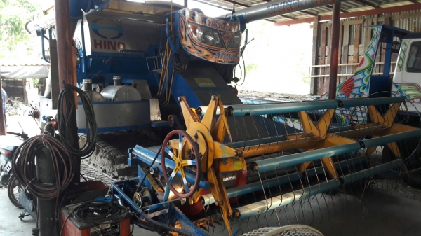 ขาย รถเกี่ยว + รถสิบล้อ  รถเกี่ยว บุญเลิศ 2012 สภาพ 80\% รถสวย พร้อมใช้  รถสิบล้อ  ฮีโน่ FM186 F18 2เพลา  เบรคทิพฟี่  ราคา 1,600,000 บาท ราคาต่อลองได้ ติดต่อ 089-0898754 จักรพันธ์