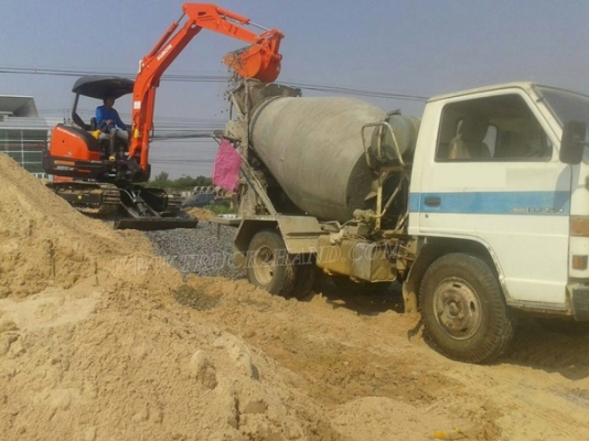 รถ ISUZU 6 ล้อ โม่ปูน  รุ่น NKR61E   110 แรงม้า เป็นโม่ขนาด 2 คิว