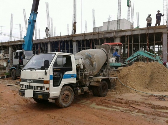 รถ ISUZU 6 ล้อ โม่ปูน  รุ่น NKR61E   110 แรงม้า เป็นโม่ขนาด 2 คิว