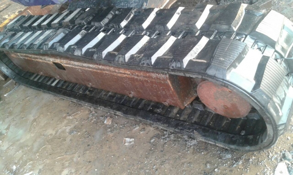 ขายแทรคยางสำหรับรถขุดขนาด 40, 50 ขนาดของยาง 400 x 72 x 72.5 (ข้อถี่) 72 ข้อ สำหรับรถขุด MM45, MM55, MM57, EX55 ของใหม่ราคา 35,000 บาท