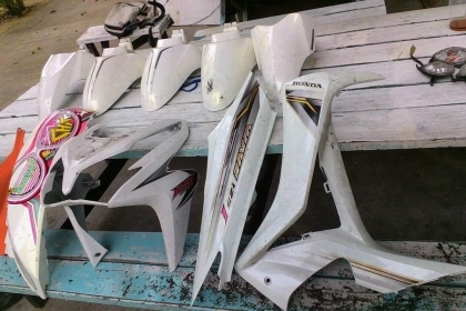 ชุดสีแท้ มือ2 ชิ้นละ100บ.เท่านั้น!! รับเองม.ราม1ครับ