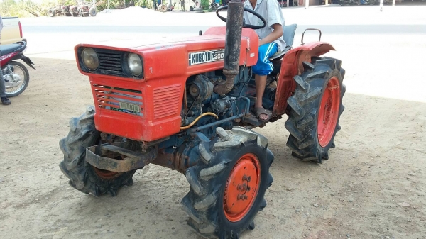 ขายรถไคูโบต้าL2000ราคา58000บาท สองเพลาตัาปล่าวพร้อมใช้งานสายๆครับ สนใจ โทร 0813655997 อำพร พาเจริญ รานี้ยังต่อรองได้อีกนะครับ ต. วังบัว อ. คลองขลุง จ. กำแพงเพชร