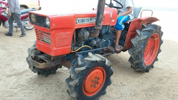 ขายรถไคูโบต้าL2000ราคา58000บาท สองเพลาตัาปล่าวพร้อมใช้งานสายๆครับ สนใจ โทร 0813655997 อำพร พาเจริญ รานี้ยังต่อรองได้อีกนะครับ ต. วังบัว อ. คลองขลุง จ. กำแพงเพชร