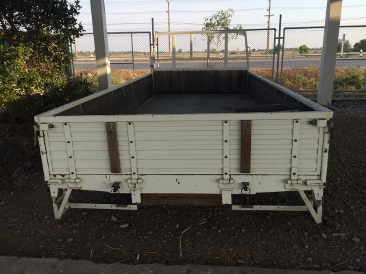 ขายกระบะ 6ล้อ ยาว5เมตร คัชซีกว้าง 82 ซม. ปูพื้นเหล็กใหม่ ใส่ได้ทั้ง Hino และ Isuzu NPR 150แรง หน้าตึก