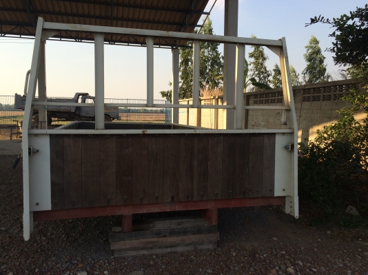 ขายกระบะ 6ล้อ ยาว5เมตร คัชซีกว้าง 82 ซม. ปูพื้นเหล็กใหม่ ใส่ได้ทั้ง Hino และ Isuzu NPR 150แรง หน้าตึก