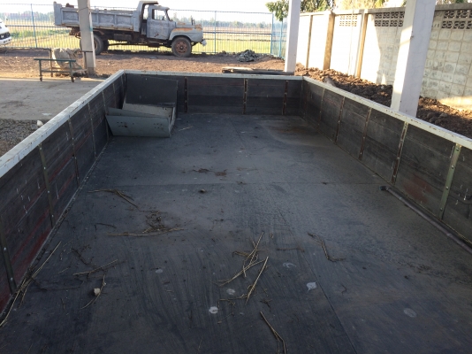 ขายกระบะ 6ล้อ ยาว5เมตร คัชซีกว้าง 82 ซม. ปูพื้นเหล็กใหม่ ใส่ได้ทั้ง Hino และ Isuzu NPR 150แรง หน้าตึก