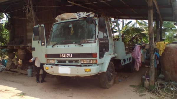**559,000 บ.ต่อรอง/// 10ล้อเทนเลอร์ ISUZU ROCKY-195 เพลาเดียวท้ายลาดมีหางพับไฮฯ ขน-ย้ายรถเกี่ยวข้าวและแบคโฮ PC120 ได้ เครื่อง/เกียร์ แน่น ช่วงล่างใหญ่ คัสซีสวย หางสวย แข็งแรง ยาง10เส้น สภาพ65\% พร้อมใช้งาน เอกสารเล่มฯ ครบ **ขาย ISUZU ROCKY-195HP 10ล้อ1เพลา