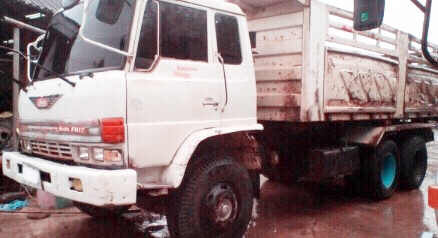 HINO F17 - 205 HP HO6C TURBO สิบล้อดั๊มพ์ 2 เพลา กระบะดั๊มพ์เหล็ก 12 ตันฝาข้างเหล็กลายสามมิตรลอนเฉียงพร้อมบรรทุกพร้อมใช้งานได้เลยครับ เครื่องยนต์แน่นดีแรงดีสุด วาง HO6C เทอร์โบอินเตอร์ ลงเล่มครบถูกต้อง ภายในห้องเก๋งสะอาดสวยคอนโซลครบ พวงมาลัยเพาเวอร์ ระบบเ