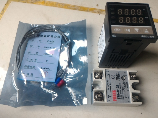 เครื่องวัดและควบคุมอุณหภูมิญี่ปุน พร้อมหัววัดและชุดรีเลย์ควมคุมฮีทเตอร์