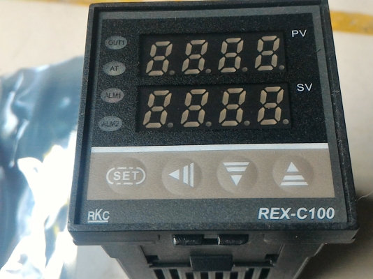 เครื่องวัดและควบคุมอุณหภูมิญี่ปุน พร้อมหัววัดและชุดรีเลย์ควมคุมฮีทเตอร์