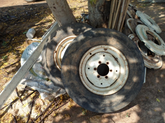 ขายตามสภาพ ยางหน้ารถไถฟอร์ทพร้อมกระทะ มีสองเส้น