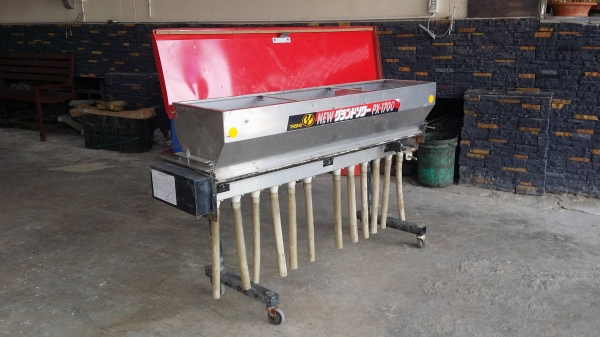 เครื่องหยอดปุ๋ย TAISHO รุ่น PX-1700  เก่าญี่ปุ่น ขนาดยาว 140 cm. กว้าง 37 cm. สามารถปรับระดับการปล่อยปุ๋ยได้ถึง 10 ระดับ ใช้สำหรับติดท้ายรถไถ