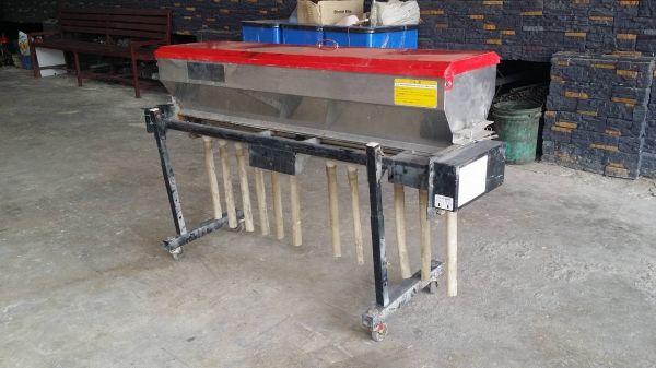 เครื่องหยอดปุ๋ย TAISHO รุ่น PX-1700  เก่าญี่ปุ่น ขนาดยาว 140 cm. กว้าง 37 cm. สามารถปรับระดับการปล่อยปุ๋ยได้ถึง 10 ระดับ ใช้สำหรับติดท้ายรถไถ