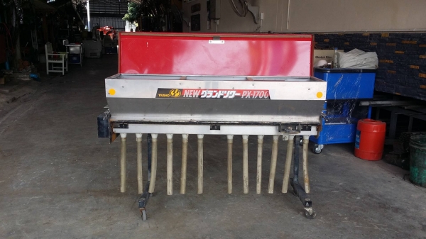 เครื่องหยอดปุ๋ย TAISHO รุ่น PX-1700  เก่าญี่ปุ่น ขนาดยาว 140 cm. กว้าง 37 cm. สามารถปรับระดับการปล่อยปุ๋ยได้ถึง 10 ระดับ ใช้สำหรับติดท้ายรถไถ
