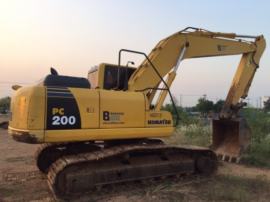 KOMATSU PC200-8