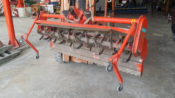 โรตารี่รถไถนั่งขับ  KUBOTA รุ่น HCK1805B  เก่าญี่ปุ่น ขนาดกว้าง 190cm. สภาพดีพร้อมใช้งาน มีล้อลากช่วยให้การเคลื่อนย้ายสะดวก