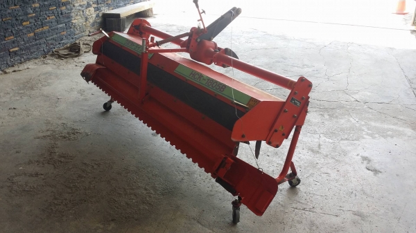 โรตารี่รถไถนั่งขับ  KUBOTA รุ่น HCK1805B  เก่าญี่ปุ่น ขนาดกว้าง 190cm. สภาพดีพร้อมใช้งาน มีล้อลากช่วยให้การเคลื่อนย้ายสะดวก