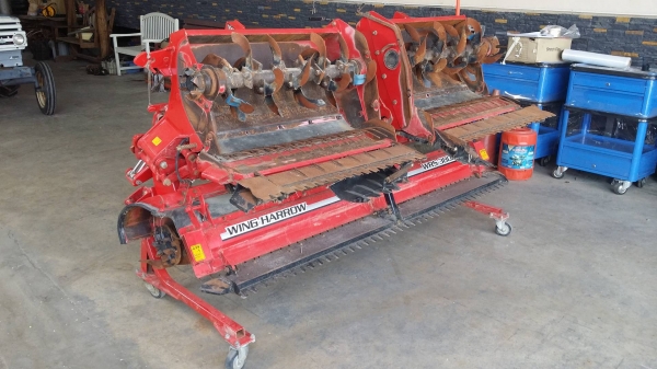 โรตารี่รถไถนั่งขับ  WRS3800BE  เก่าญี่ปุ่น เป็นระบบมอเตอร์ มีรีโมทย์บังคับการทำงาน สามารถพับโรตารี่เก็บได้ ขนาดความกว้างโรตารี่ 79 นิ้ว สภาพดีพร้อมใช้งาน