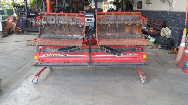 โรตารี่รถไถนั่งขับ  WRS3800BE  เก่าญี่ปุ่น เป็นระบบมอเตอร์ มีรีโมทย์บังคับการทำงาน สามารถพับโรตารี่เก็บได้ ขนาดความกว้างโรตารี่ 79 นิ้ว สภาพดีพร้อมใช้งาน