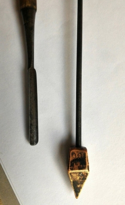 หัวแร้งทองแดงโบราณ(สำหรับบัดกรีเข้ามุม) พร้อมกับสิ่วโค้งเก่าเนื้องาม งานยุคเก่าหายากแล้วครับ