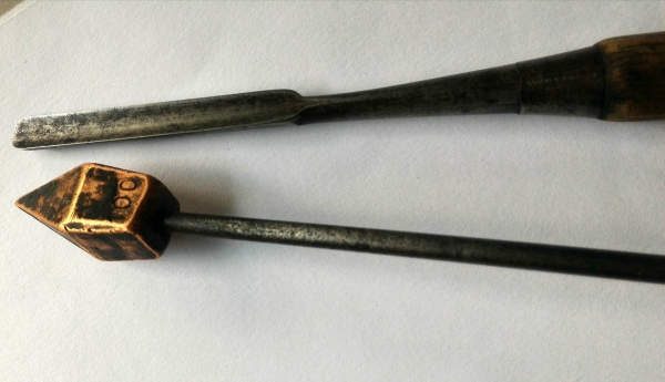 หัวแร้งทองแดงโบราณ(สำหรับบัดกรีเข้ามุม) พร้อมกับสิ่วโค้งเก่าเนื้องาม งานยุคเก่าหายากแล้วครับ