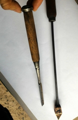 หัวแร้งทองแดงโบราณ(สำหรับบัดกรีเข้ามุม) พร้อมกับสิ่วโค้งเก่าเนื้องาม งานยุคเก่าหายากแล้วครับ