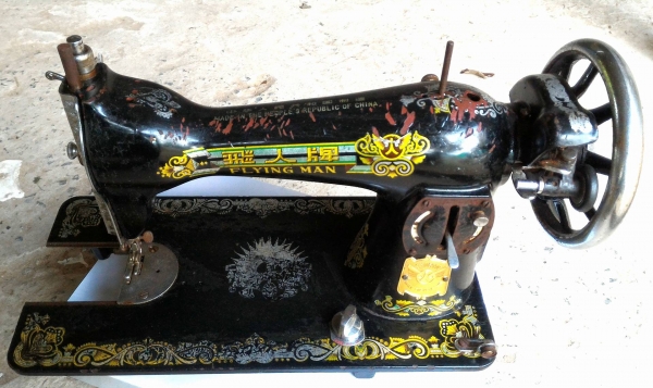 จักรเย็บผ้าโบราณ Flyingman สวยๆ ใช้งานไม่ได้ น้ำหนักมาก เหมาะสำหรับตั้งโชว์ ตกแต่งร้านหรือเก็บสะสมเท่านั้นครับ