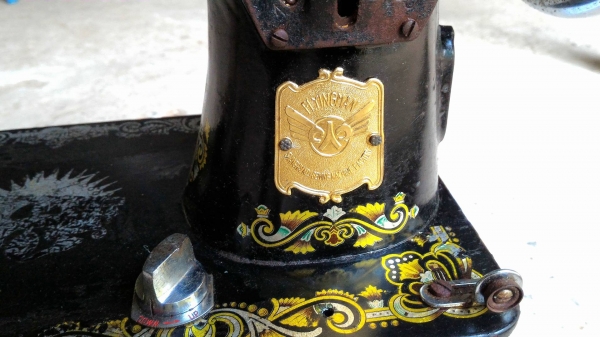 จักรเย็บผ้าโบราณ Flyingman สวยๆ ใช้งานไม่ได้ น้ำหนักมาก เหมาะสำหรับตั้งโชว์ ตกแต่งร้านหรือเก็บสะสมเท่านั้นครับ