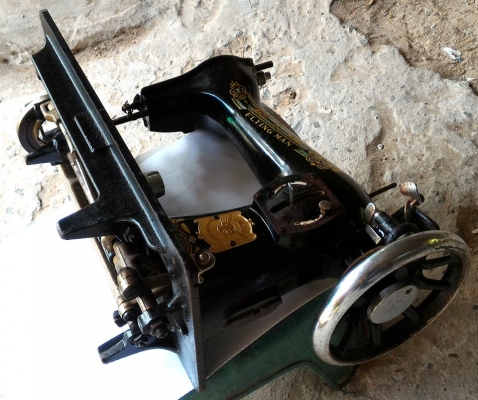 จักรเย็บผ้าโบราณ Flyingman สวยๆ ใช้งานไม่ได้ น้ำหนักมาก เหมาะสำหรับตั้งโชว์ ตกแต่งร้านหรือเก็บสะสมเท่านั้นครับ