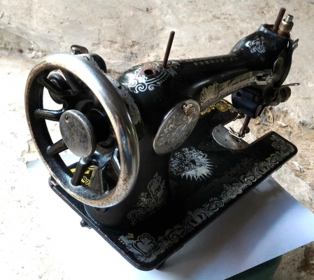 จักรเย็บผ้าโบราณ Flyingman สวยๆ ใช้งานไม่ได้ น้ำหนักมาก เหมาะสำหรับตั้งโชว์ ตกแต่งร้านหรือเก็บสะสมเท่านั้นครับ