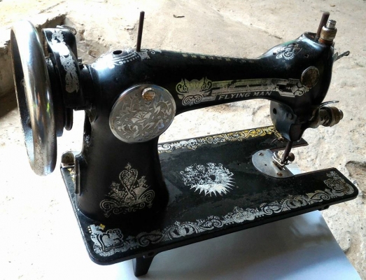 จักรเย็บผ้าโบราณ Flyingman สวยๆ ใช้งานไม่ได้ น้ำหนักมาก เหมาะสำหรับตั้งโชว์ ตกแต่งร้านหรือเก็บสะสมเท่านั้นครับ