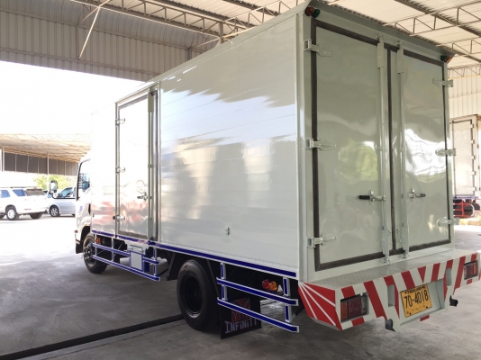 ขายISUZU 6ล้อ NPR 150 EURO 3 รุ่นหน้าตึกเครื่อง 150 เเรง เครื่องคอมมอลเรล ตู้เเห้งเปิดได้3บานจดทะเบียนปี 2556 (2013) ยาว5.00เมตร สภาพพร้อมใช้งานใครต้องการไม่ผิดหวังราคา890,000บาทจัดไฟเเนนได้ดูรถได้ที่เต็นท์รถ JJ.AUTOCAR 2 หลังวัดจันทรารามติดถนนเพชรเกษมก.ม