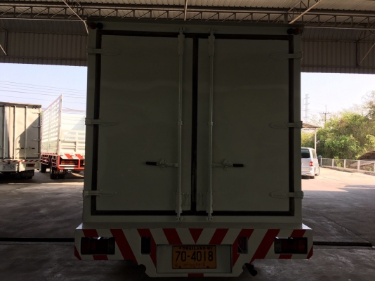 ขายISUZU 6ล้อ NPR 150 EURO 3 รุ่นหน้าตึกเครื่อง 150 เเรง เครื่องคอมมอลเรล ตู้เเห้งเปิดได้3บานจดทะเบียนปี 2556 (2013) ยาว5.00เมตร สภาพพร้อมใช้งานใครต้องการไม่ผิดหวังราคา890,000บาทจัดไฟเเนนได้ดูรถได้ที่เต็นท์รถ JJ.AUTOCAR 2 หลังวัดจันทรารามติดถนนเพชรเกษมก.ม