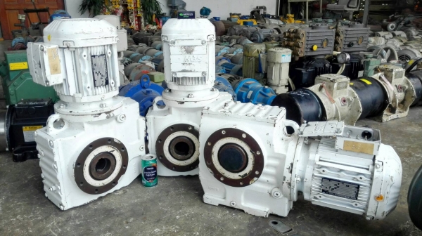 Sell> ขายมอเตอร์เกียร์ Sew Eurodrive 2 HP 380V ทด 1 : 97 ความเร็วรอบ 14 RPM. งานกริ้บๆใหม่ๆสแปรโรงงานสภาพ 98\%